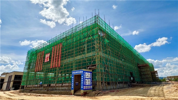 又一单体建筑封顶—— 中国一冶云南丘北高铁冷链物流项目“大暑”保进度